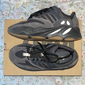 Adidas Men's Yeezy Boost 700 UTIBLK/GUM Athletic Sneakers size 6.5M/8W